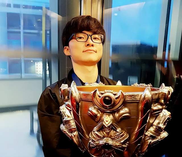 关于Faker回归赛场,惊险取胜首场状态亮眼,皇家马德里观众沸腾!的信息 关于Faker回归赛场,惊险取胜首场状态亮眼,皇家马德里观众沸腾!的信息